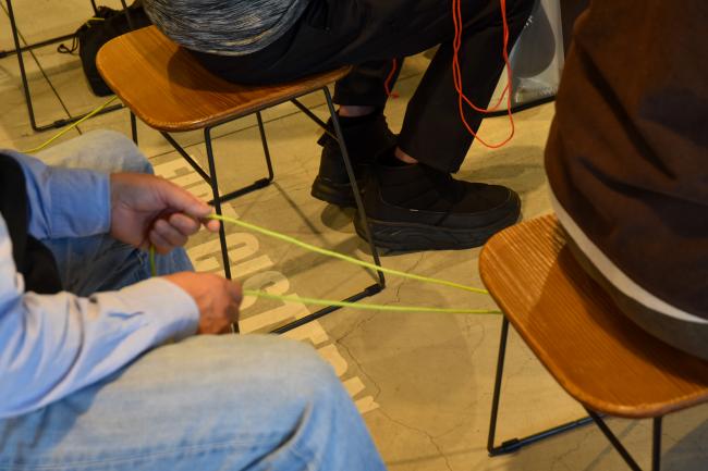 イスの支柱を使って「ふた結び」を練習