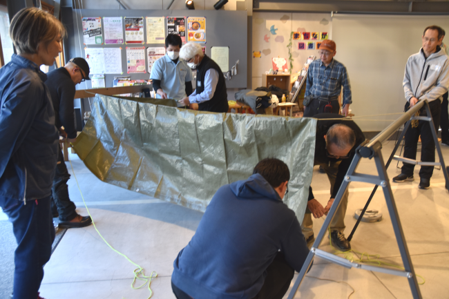 シートでシェルターづくり