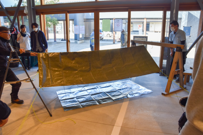 しわができないようにしっかり張ります