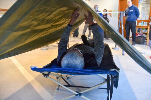 コット(簡易ベッド)も置いてみます