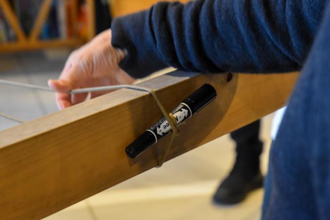 ペン、マジックなどでさらにロープを張る方法